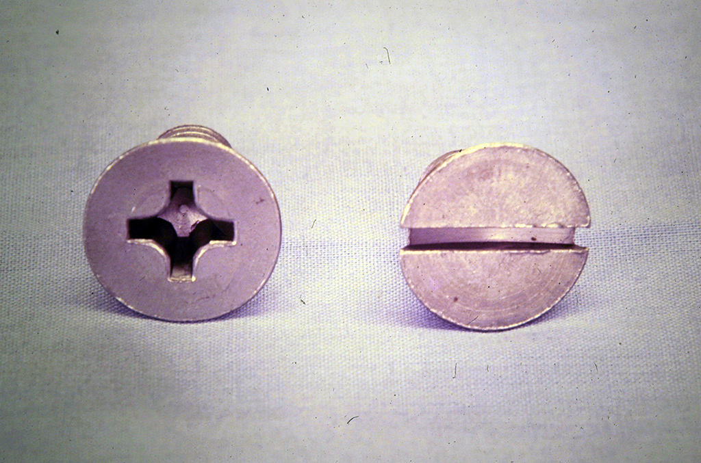 Phillips| Slotted Drive Recess